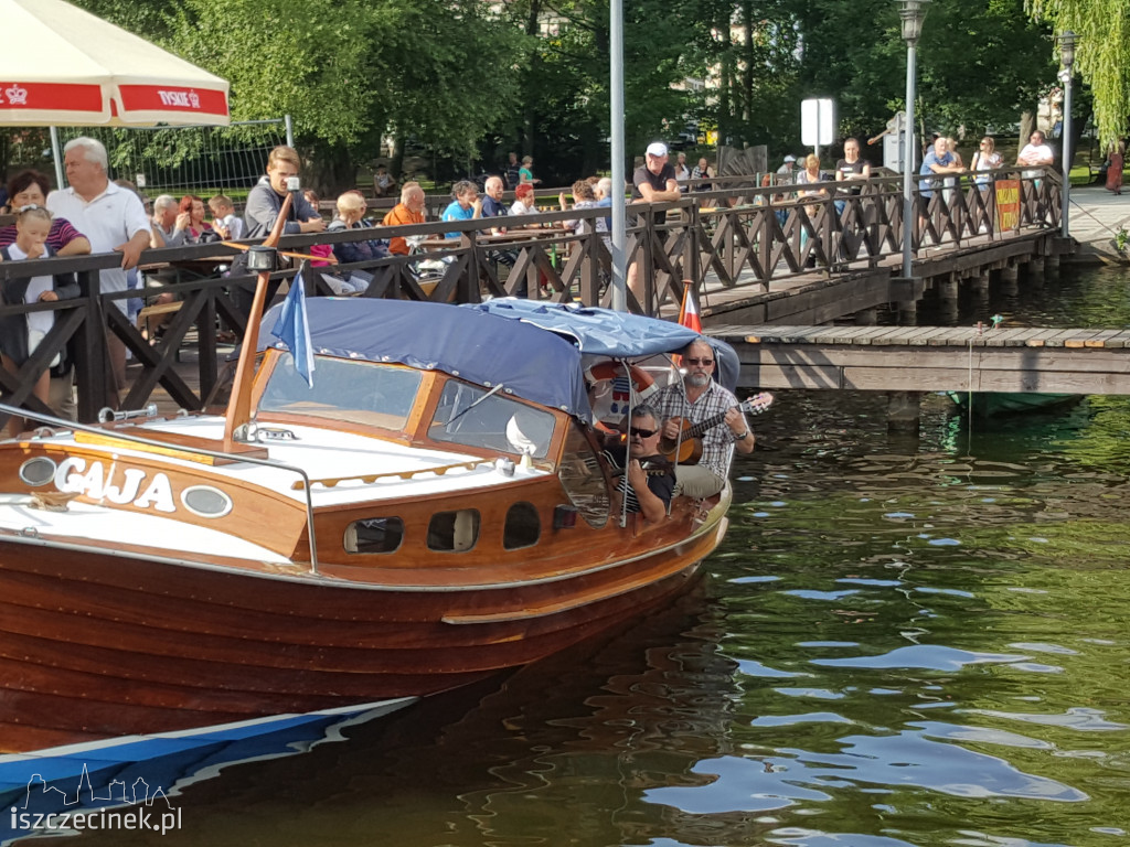 Muzyczny Pomost, czyli wspólne granie na gitarach nad Trzesieckiem