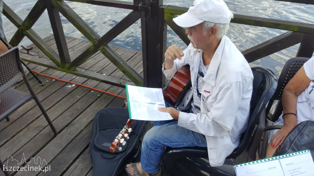 Muzyczny Pomost, czyli wspólne granie na gitarach nad Trzesieckiem