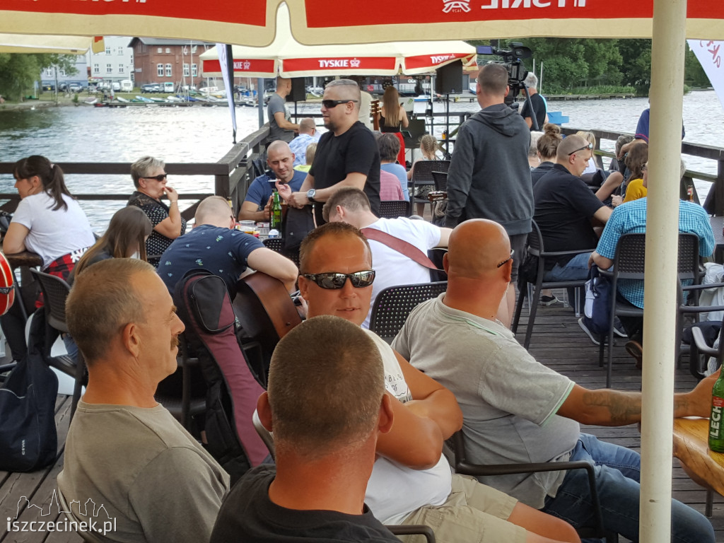 Muzyczny Pomost, czyli wspólne granie na gitarach nad Trzesieckiem
