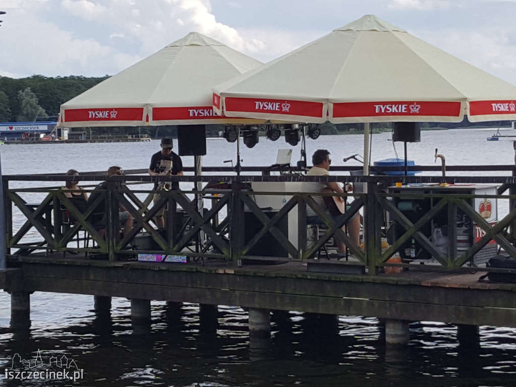 Muzyczny Pomost, czyli wspólne granie na gitarach nad Trzesieckiem