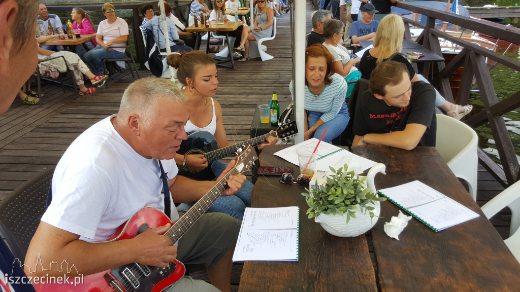 Muzyczny Pomost, czyli wspólne granie na gitarach nad Trzesieckiem