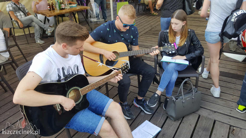 Muzyczny Pomost, czyli wspólne granie na gitarach nad Trzesieckiem