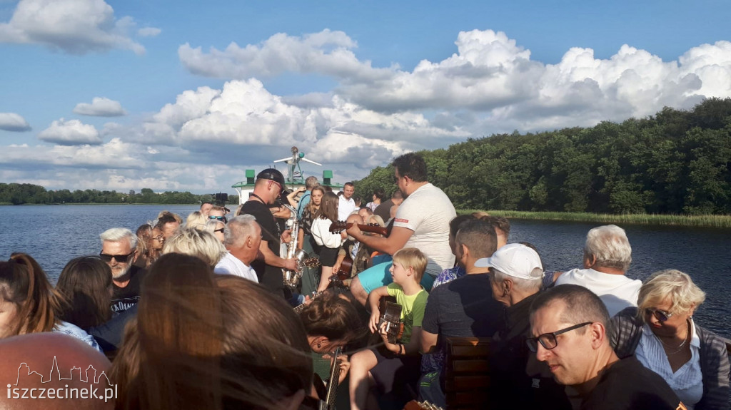 Muzyczny Pomost, czyli wspólne granie na gitarach nad Trzesieckiem