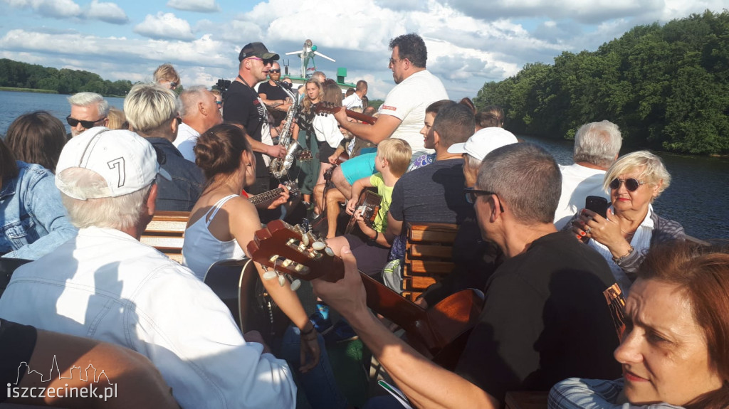 Muzyczny Pomost, czyli wspólne granie na gitarach nad Trzesieckiem