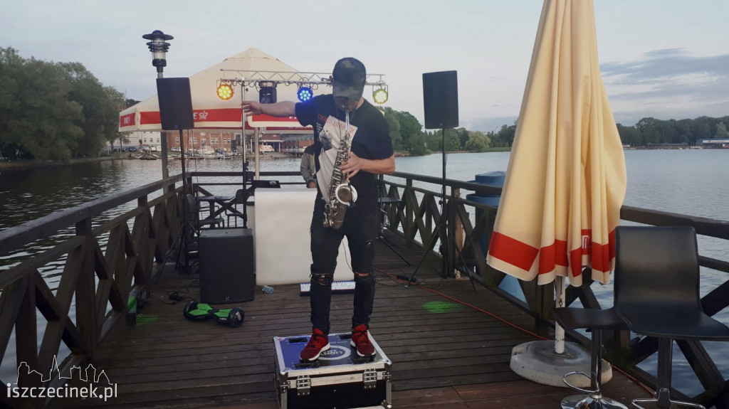 Muzyczny Pomost, czyli wspólne granie na gitarach nad Trzesieckiem