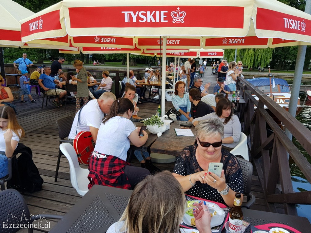 Muzyczny Pomost, czyli wspólne granie na gitarach nad Trzesieckiem