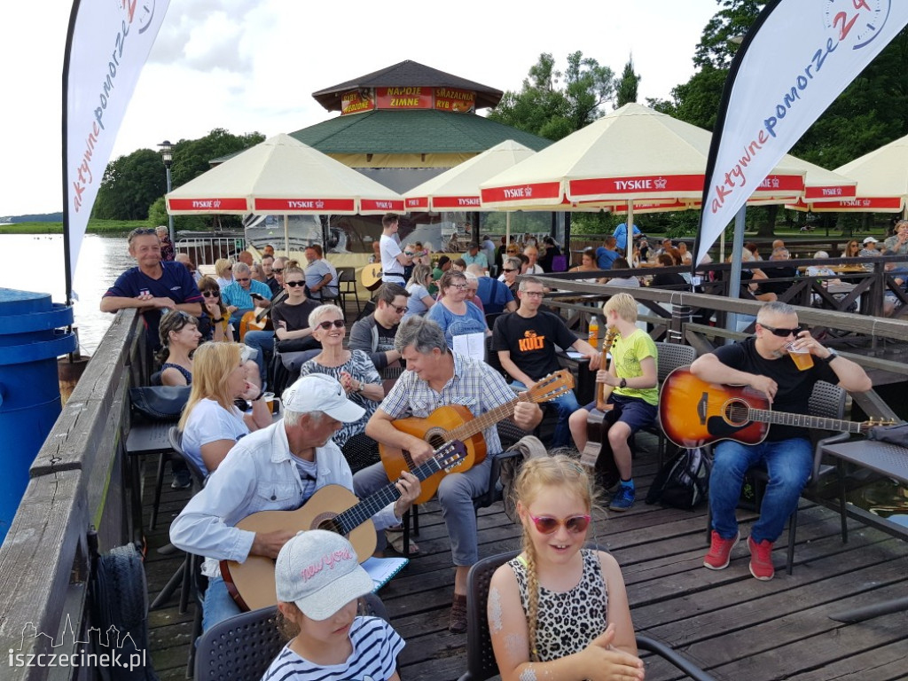 Muzyczny Pomost, czyli wspólne granie na gitarach nad Trzesieckiem