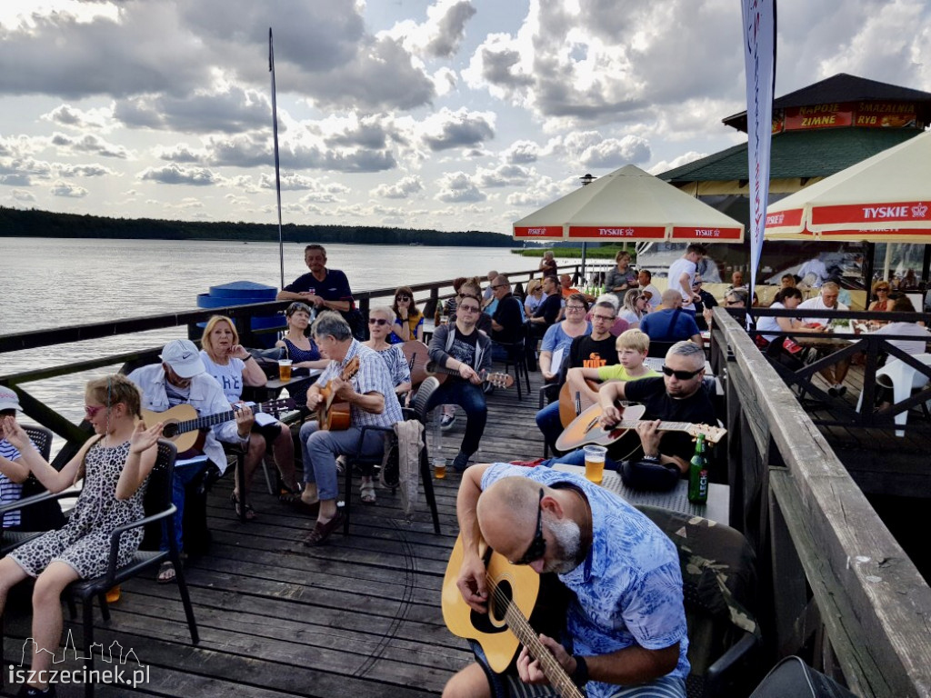 Muzyczny Pomost, czyli wspólne granie na gitarach nad Trzesieckiem
