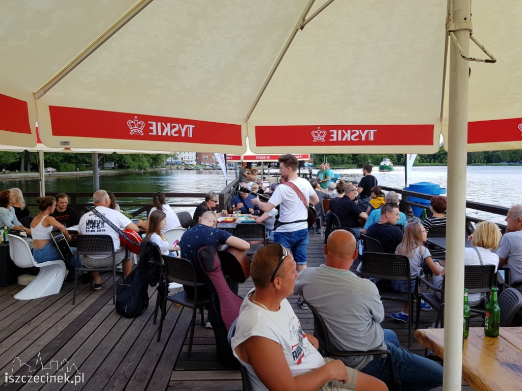 Muzyczny Pomost, czyli wspólne granie na gitarach nad Trzesieckiem