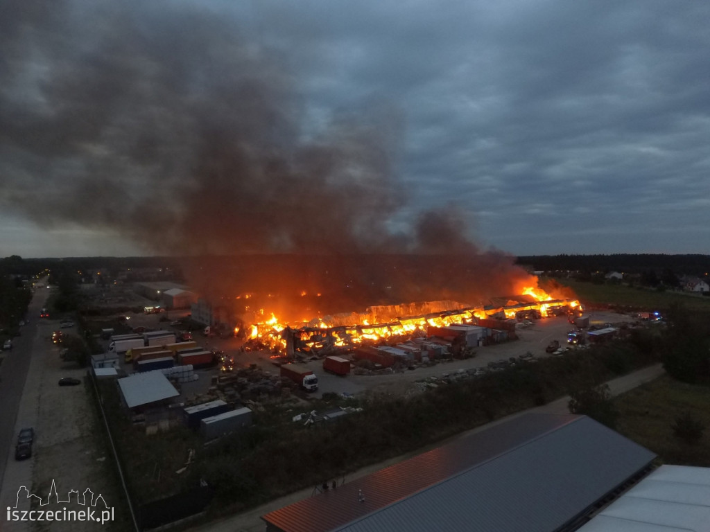 Potężny pożar zakładu produkującego opakowania w Szczecinku