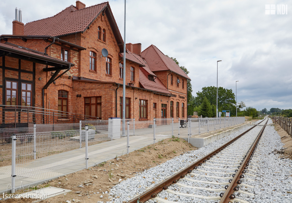 Pociąg szlifierka na torach pod Szczecinkiem