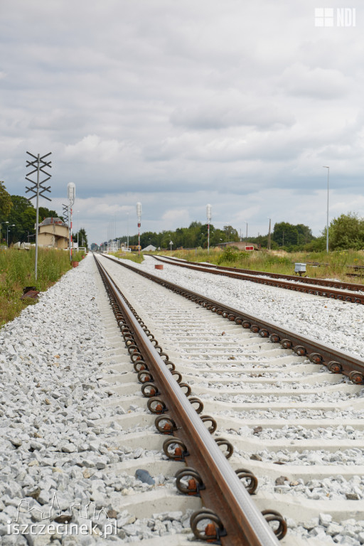 Pociąg szlifierka na torach pod Szczecinkiem