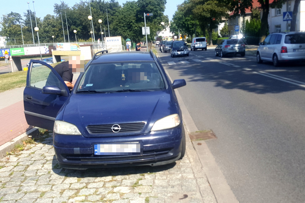 Wypadek przed basenem. Mitsubishi wjechał w tył opla