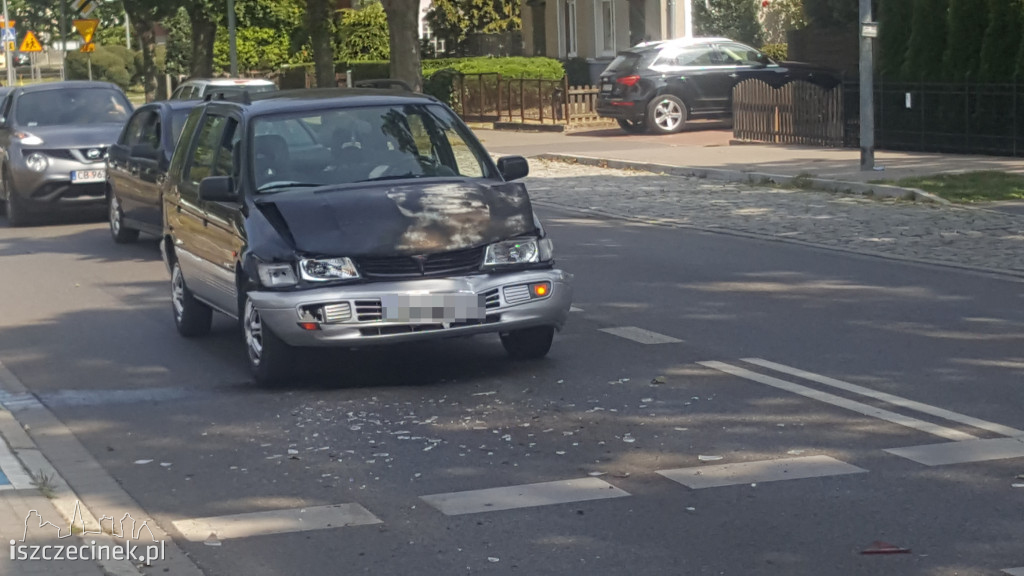 Wypadek przed basenem. Mitsubishi wjechał w tył opla