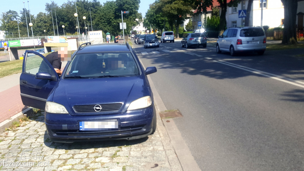 Wypadek przed basenem. Mitsubishi wjechał w tył opla