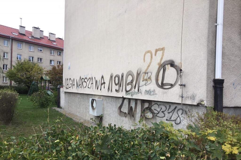 Pseudografficiarze oszpecili budynki przy Toruńskiej i Piłsudskiego