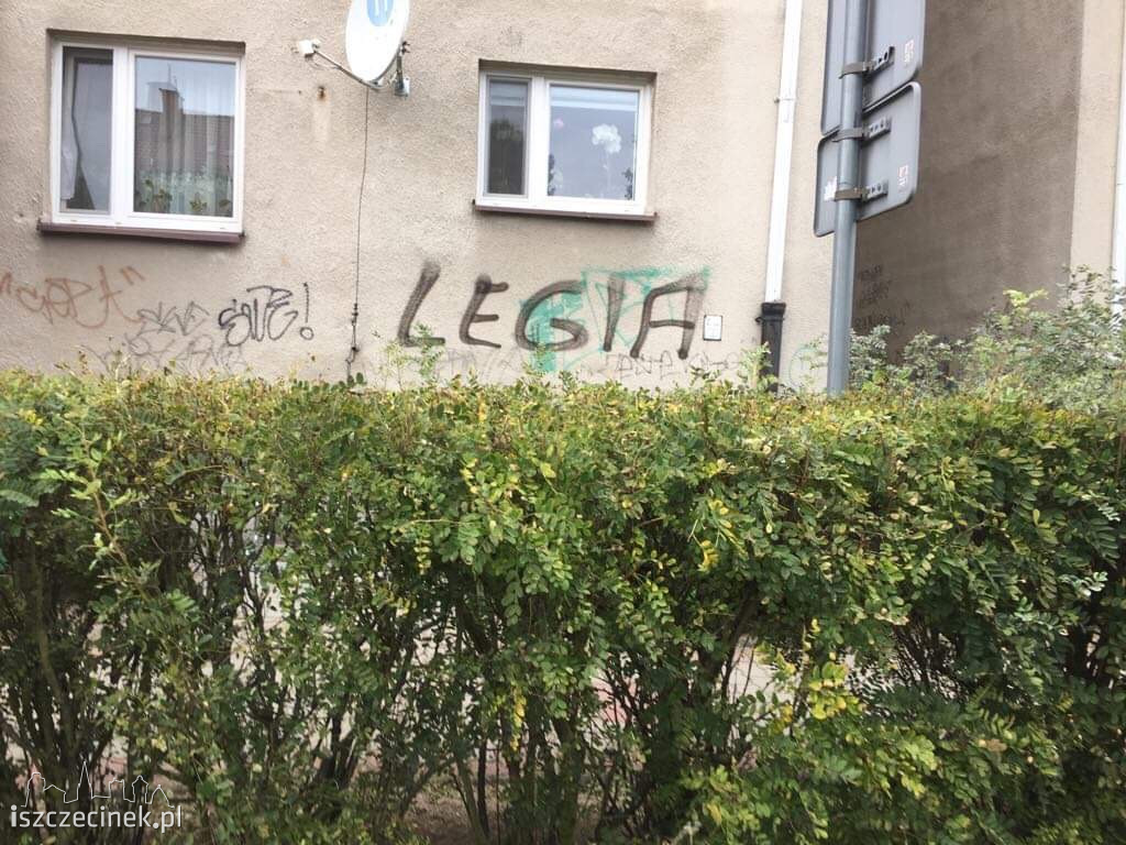 Pseudografficiarze oszpecili budynki przy Toruńskiej i Piłsudskiego