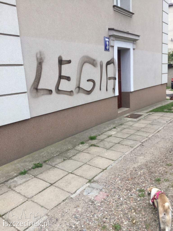 Pseudografficiarze oszpecili budynki przy Toruńskiej i Piłsudskiego