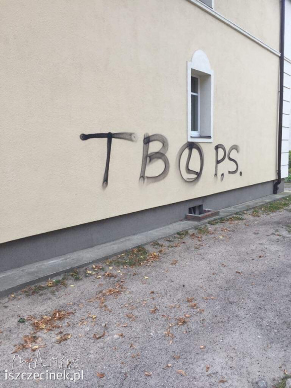 Pseudografficiarze oszpecili budynki przy Toruńskiej i Piłsudskiego
