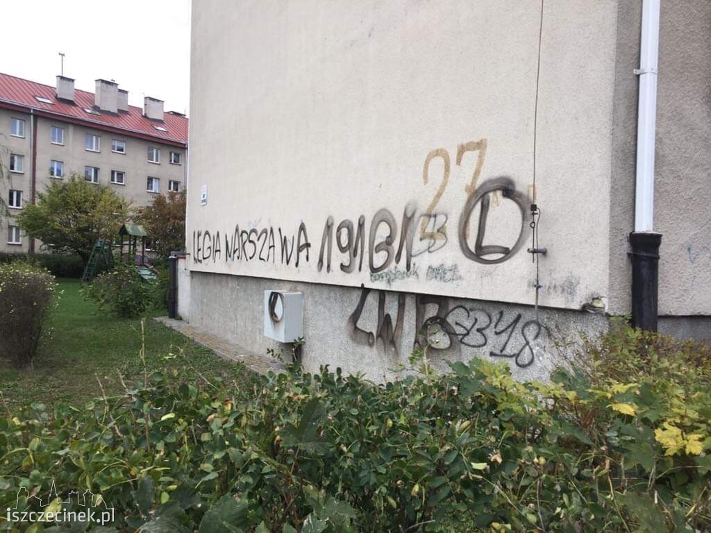 Pseudografficiarze oszpecili budynki przy Toruńskiej i Piłsudskiego