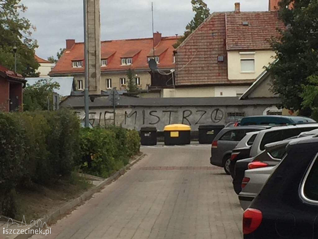 Pseudografficiarze oszpecili budynki przy Toruńskiej i Piłsudskiego