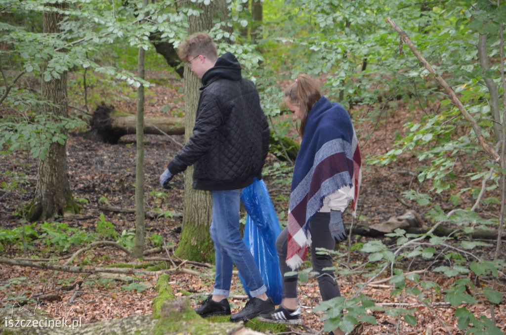 #sprzątaMY. Młodzież i leśnicy sprzątali lasy