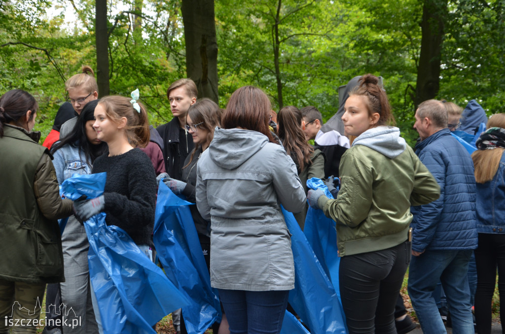 #sprzątaMY. Młodzież i leśnicy sprzątali lasy