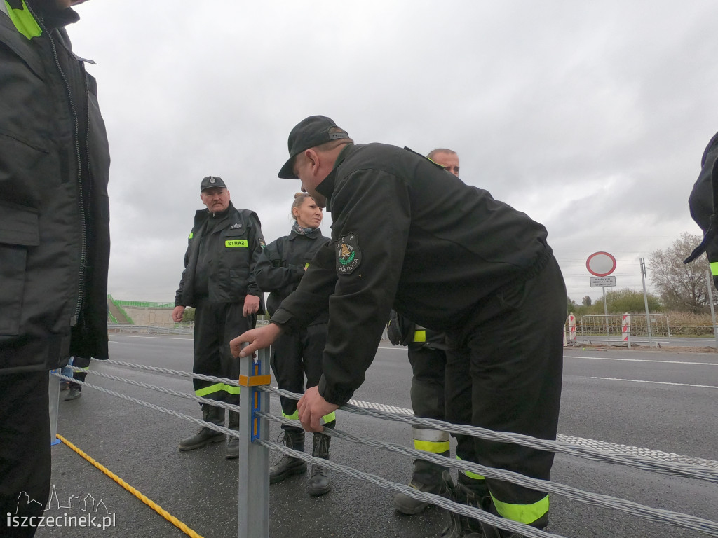 Strażacy na obwodnicy Szczecinka. Ćwiczyli jak demontować bariery linowe