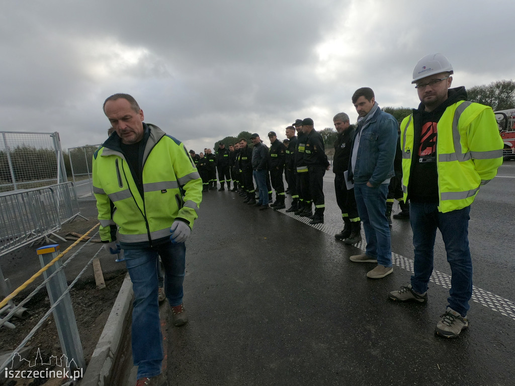 Strażacy na obwodnicy Szczecinka. Ćwiczyli jak demontować bariery linowe