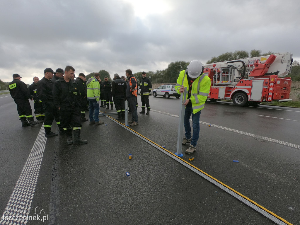 Strażacy na obwodnicy Szczecinka. Ćwiczyli jak demontować bariery linowe