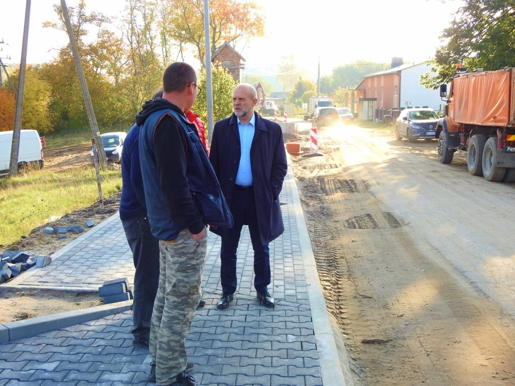 Budowa drogi w Dzikach. Z wizytą na placu budowy