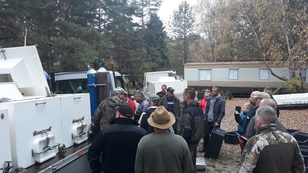 Zalewy Nadarzyckie ponownie zarybione. Wpuszczono ponad 2 tony ryb