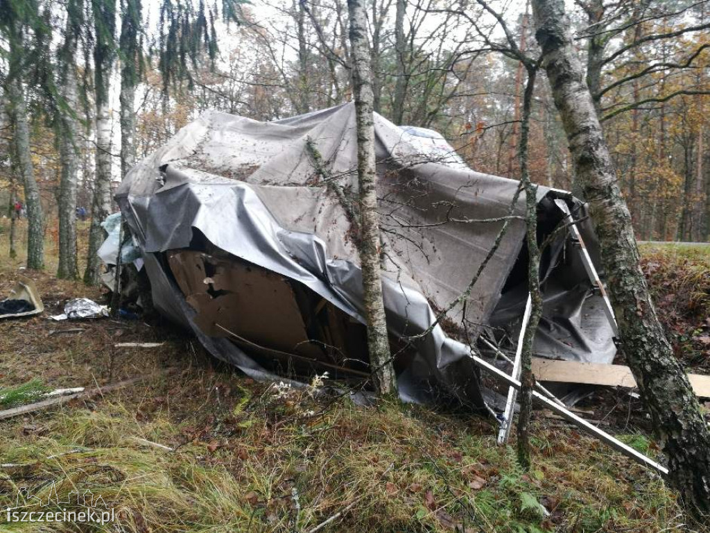 Bus roztrzaskał się na drzewach. Jechały w nim dwie osoby