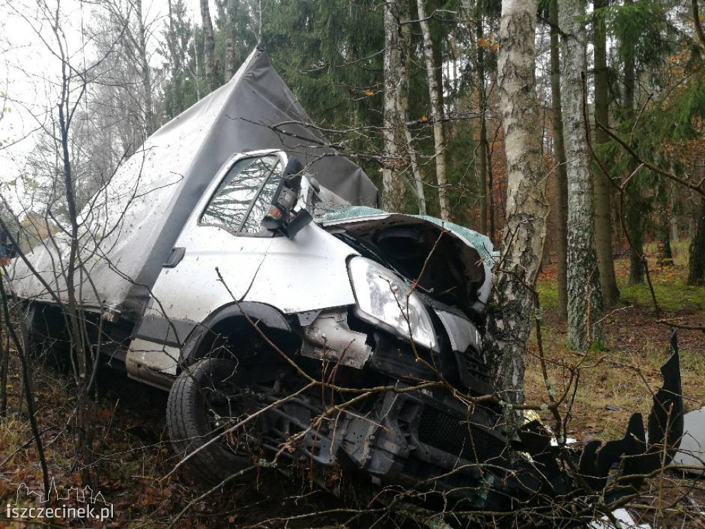 Bus roztrzaskał się na drzewach. Jechały w nim dwie osoby