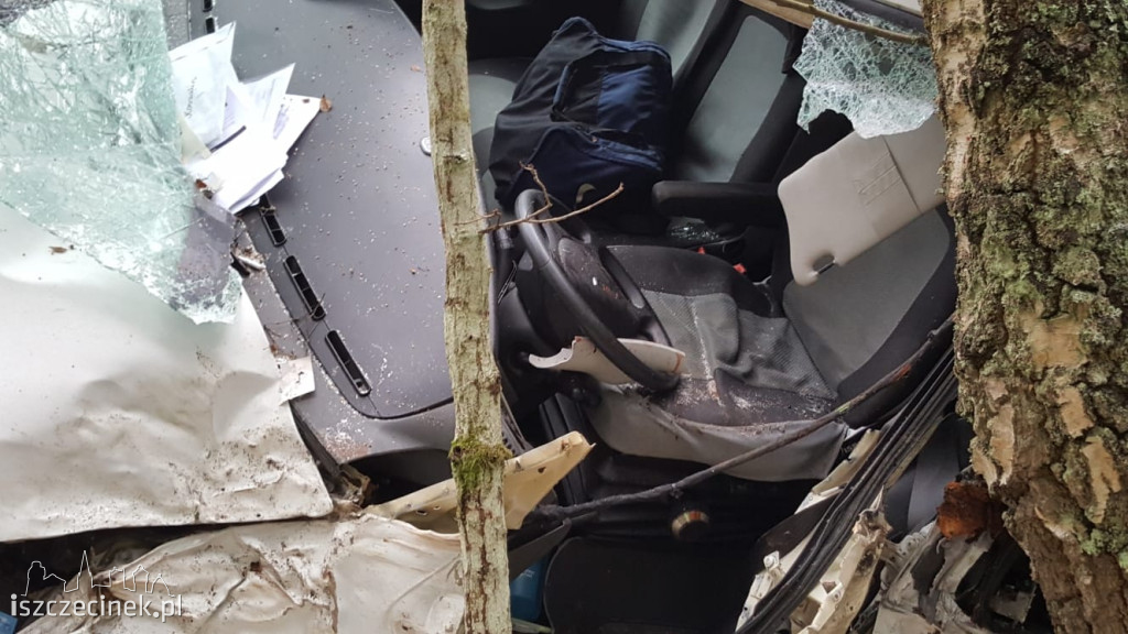 Bus roztrzaskał się na drzewach. Jechały w nim dwie osoby