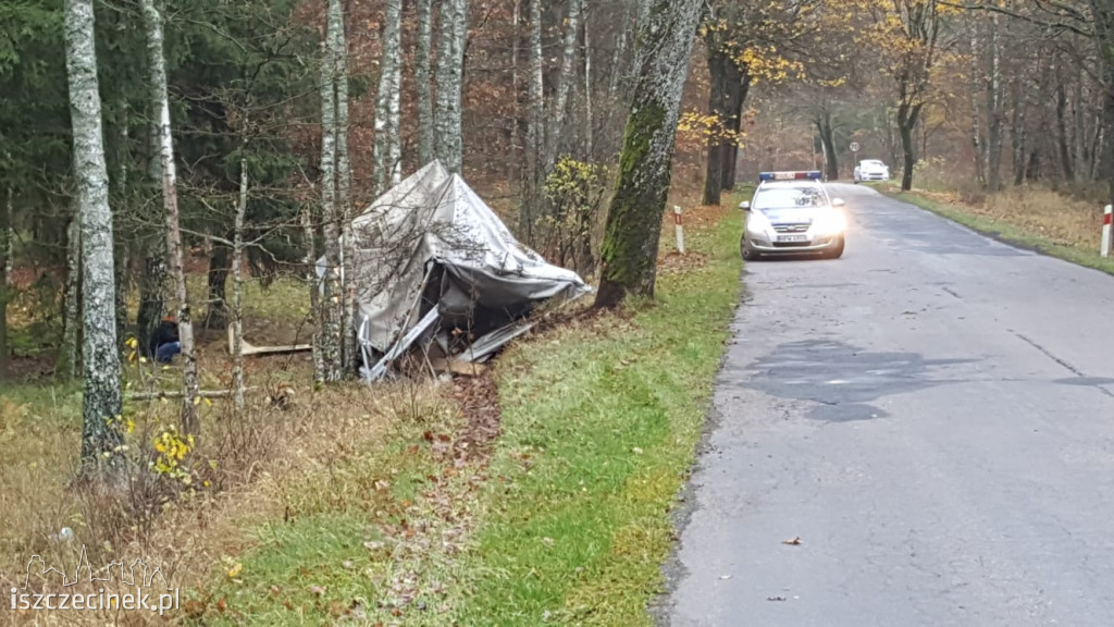 Bus roztrzaskał się na drzewach. Jechały w nim dwie osoby