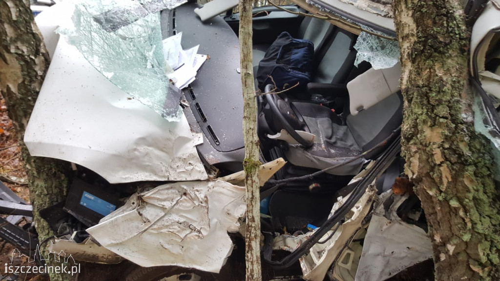 Bus roztrzaskał się na drzewach. Jechały w nim dwie osoby