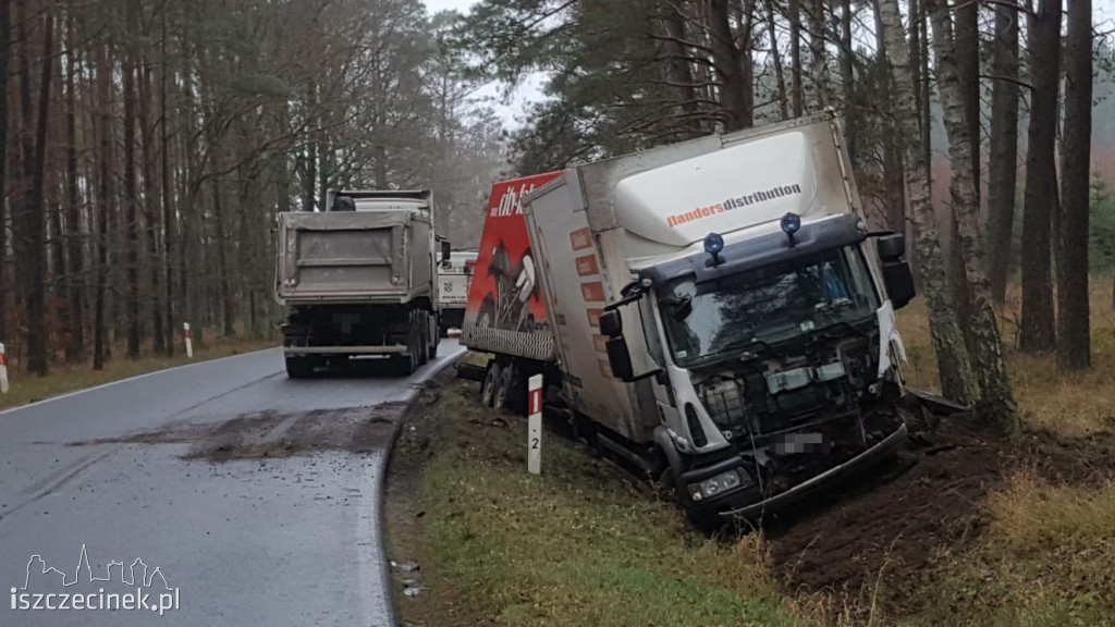 Czołowe zderzenie osobówki z ciężarówką. Jedna osoba ranna