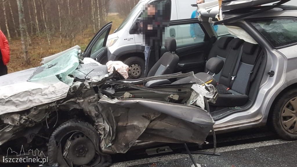 Czołowe zderzenie osobówki z ciężarówką. Jedna osoba ranna