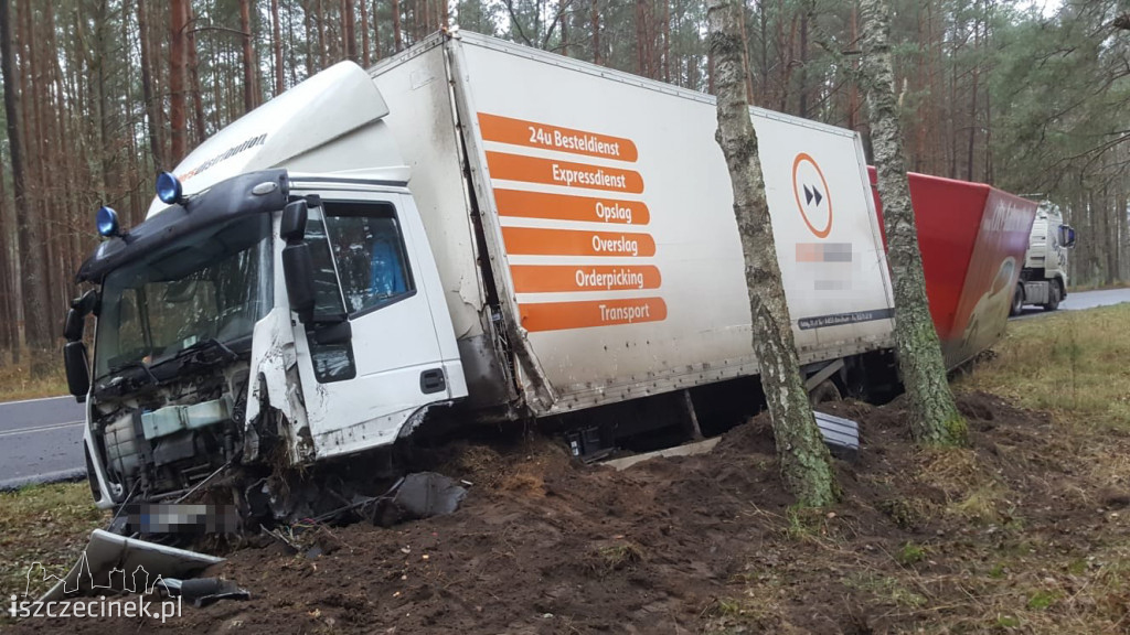 Czołowe zderzenie osobówki z ciężarówką. Jedna osoba ranna