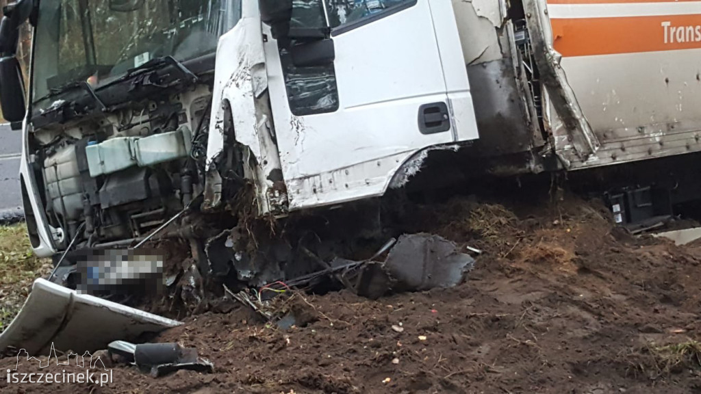 Czołowe zderzenie osobówki z ciężarówką. Jedna osoba ranna