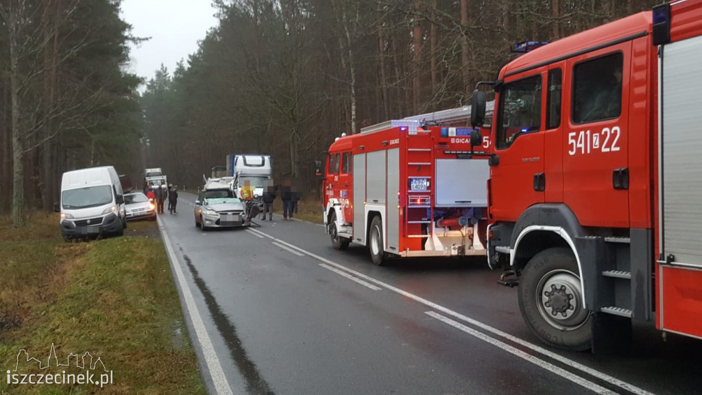 Czołowe zderzenie osobówki z ciężarówką. Jedna osoba ranna