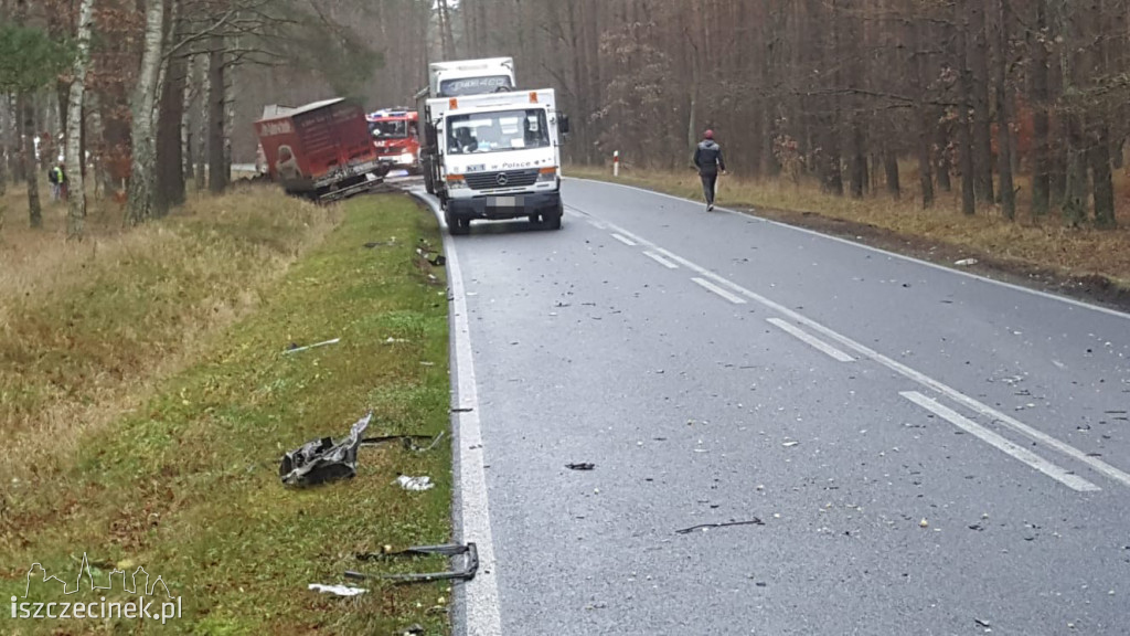 Czołowe zderzenie osobówki z ciężarówką. Jedna osoba ranna
