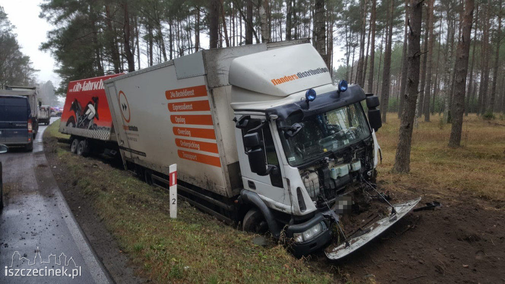 Czołowe zderzenie osobówki z ciężarówką. Jedna osoba ranna