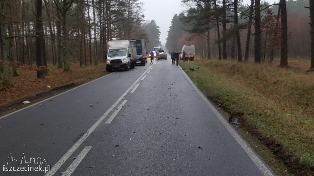 Czołowe zderzenie osobówki z ciężarówką. Jedna osoba ranna