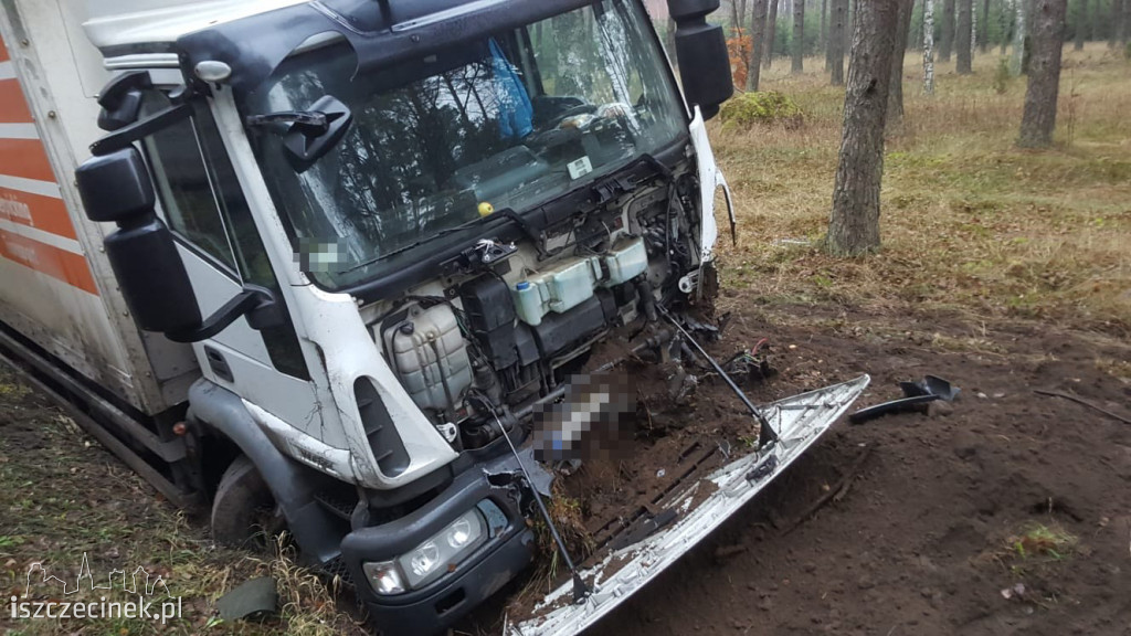 Czołowe zderzenie osobówki z ciężarówką. Jedna osoba ranna