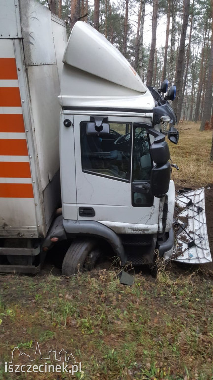 Czołowe zderzenie osobówki z ciężarówką. Jedna osoba ranna
