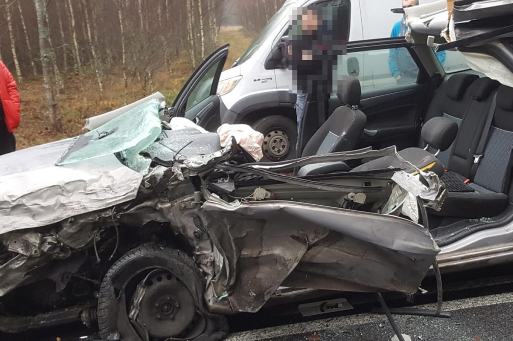 Czołowe zderzenie osobówki z ciężarówką. Jedna osoba ranna