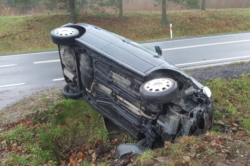 Miał zaparowane szyby. Wpadł do rowu