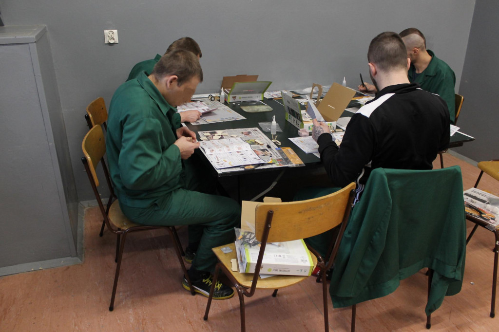 Więźniowie przygotowują upominki dla swoich rodzin